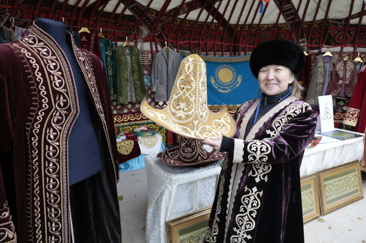 Fair on Arbat, Nur-Sultan. Mukhtor Kholdorbekov